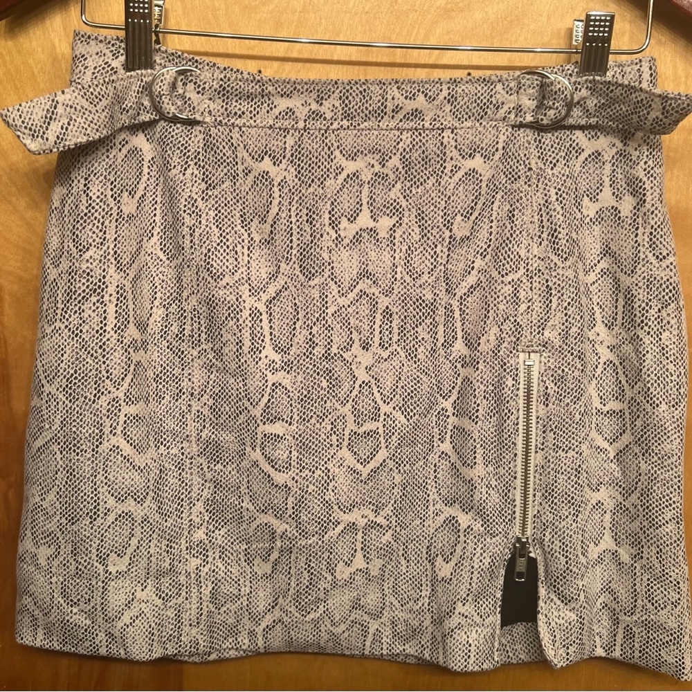 Free People snakeskin look skirt like new without tag size 4
